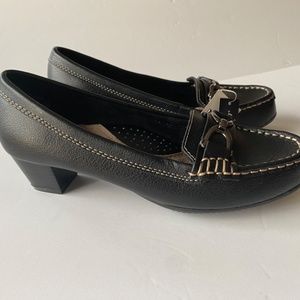 Thom McAn black leather loafer dress business work shoes low heels 8 W